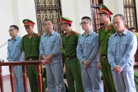 Gần 60 năm tù cho bốn bị cáo Trung Quốc làm giả thẻ ngân hàng