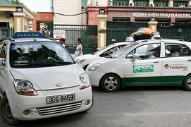 Hà Nội xử lý xe taxi gây mất trật tự tại cổng các bệnh viện