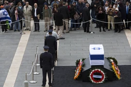 Người dân Israel thể hiện sự kính trọng với cựu Thủ tướng Ariel Sharon. (Nguồn: AP)