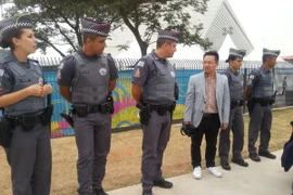 Ký sự Brazil: Đội quân “hai ngón” trong đồng phục vàng xanh