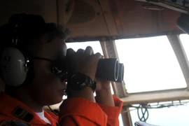 Hoạt động cứu hộ máy bay QZ8501 tạm dừng do thời tiết xấu