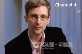 Cựu điệp viên Edward Snowden trong buổi ghi hình của Kênh 4 do Đài truyền hình Anh phát ngày 24/12/2013. (Ảnh: AFP/TTXVN)