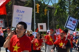 Người Việt tại Canada tiếp tục tuần hành phản đối Trung Quốc