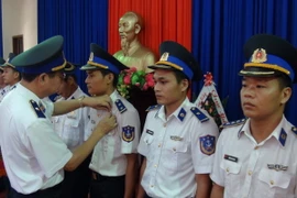 67 chiến sỹ vùng cảnh sát biển 3 nhận huy hiệu "Tuổi trẻ dũng cảm”