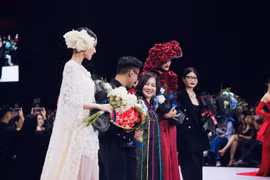 Hai thiết kế trong bộ sưu tập “Delicate Divine.” (Ảnh: Mai Mai/Vietnam+)