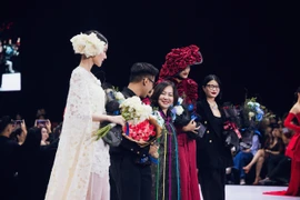 Hai thiết kế trong bộ sưu tập “Delicate Divine.” (Ảnh: Mai Mai/Vietnam+)