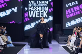 Võ Hoàng Yến diện thiết kế từ chất liệu bông chần, điểm xuyết những chi tiết lấp lánh thêu kết tinh xảo. (Ảnh: CTV/Vietnam+)