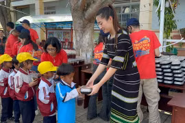 Lương Thùy Linh diện trang phục K’ho trong chuyến từ thiện vùng cao. (Ảnh: CTV/Vietnam+)