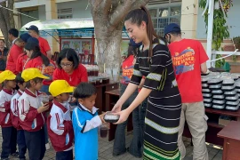 Lương Thùy Linh diện trang phục K’ho trong chuyến từ thiện vùng cao. (Ảnh: CTV/Vietnam+)