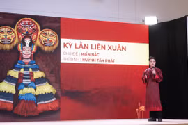 Huỳnh Tấn Phát trình bày ý tưởng của thiết kế. (Ảnh: BTC)