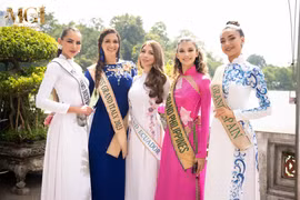 Thí sinh Miss Grand International 2023 mặc áo dài tham quan Hà Nội. (Ảnh: BTC)