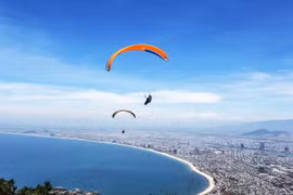 Bay dù lượn ven biển Đà Nẵng là một trải nghiệm thú vị và choáng ngợp. (Ảnh: Thu Trang)