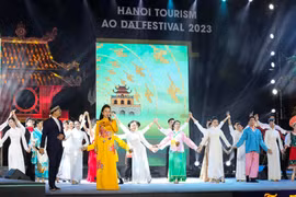 Một tiết mục nghệ thuật trong lễ khai mạc Lễ hội Áo dài Du lịch Hà Nội 2023. (Ảnh: Mai Mai/Vietnam+)