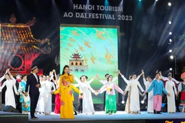 Một tiết mục nghệ thuật trong lễ khai mạc Lễ hội Áo dài Du lịch Hà Nội 2023. (Ảnh: Mai Mai/Vietnam+)