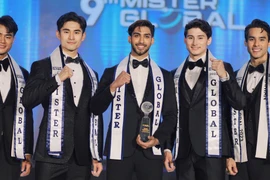 Á vương 4 Lê Hữu Đạt (ngoài cùng bên trái) tại chung kết Mister Global 2023. (Ảnh: BTC)