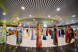 Thí sinh Miss Grand International trình diễn Áo dài truyền thống