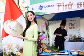 Hoa hậu Bảo Ngọc trên hành trình quảng bá Phở Việt Nam ở Nhật Bản. (Ảnh: PV/Vietnam+)