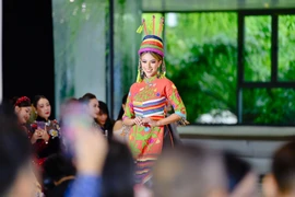 Thiết kế trong bộ sưu tập "Họa sắc non sông." (Ảnh: CTV/Vietnam+)
