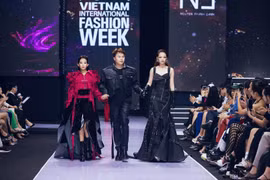 Nhà thiết kế Nguyễn Thành Danh trình làng những thiết kế mang tinh thần “futuristic.” (Ảnh: CTV/Vienam+)
