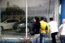 Người dân tham khảo các mẫu ôtô được bày bán. (Nguồn: AFP)