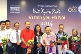 Nhà Hà Nội học Vũ Tuân Sán (giữa) trong lễ trao giải thưởng. (Nguồn: Thể thao & Văn hóa)