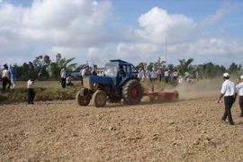 Tiền Giang ứng dụng san phẳng đồng ruộng bằng tia laser