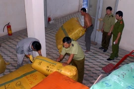 Hà Nội: Thu giữ 2 tấn hàng và 1.500 quả trứng ngỗng nhập lậu