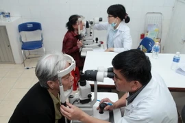 Khám sàng lọc các bệnh về mắt cho 10.000 người tại Hà Nội