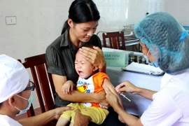 Yêu cầu hỏi rõ tình trạng sức khỏe của trẻ trước khi tiêm chủng