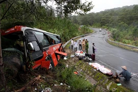 Vụ ôtô đâm vào vách núi: 3 người chết, 45 người đi cấp cứu