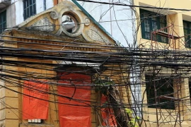 Hà Nội nỗ lực dẹp "rác trời" hướng tới một thành phố không dây