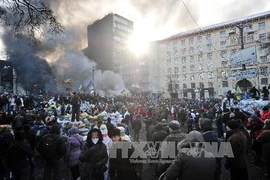 Hàng ngàn người biểu tình chống chính phủ chiếm giữ khu phố Grushevsky ở trung tâm Kiev ngày 25/1. (Nguồn: AFP/TTXVN)