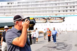 Tàu quốc tế Crystal Serenity Cruise cập cảng Chân Mây