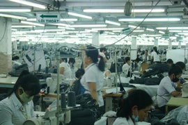 Công nhân làm việc tại một xưởng may. (Ảnh: Xuân Tình/Vietnam+)
