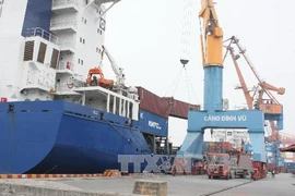 Bốc dỡ hàng hóa tại Cảng Hải Phòng. (Nguồn: TTXVN)