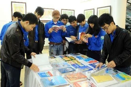 Khách tham quan Triển lãm "Hoàng Sa, Trường Sa của Việt Nam - những bằng chứng lịch sử" tại Hà Nội. (Nguồn: Minh Đức/TTXVN)