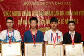 Tặng bằng khen đoàn học sinh thi Olympic Tin học quốc tế 2014