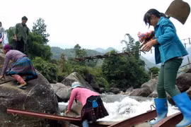 Lũ cuốn phăng cầu tạm Chu Va 6, một bản gần như bị cô lập