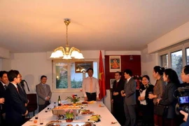 Phái đoàn Việt Nam cùng phái đoàn Lào và phái đoàn Campuchia gặp gỡ đầu Xuân tại Geneva. (Ảnh: Tố Uyên/Vietnam+)