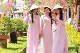 Tôn vinh các giá trị văn hóa truyền thống của tà áo dài Việt Nam