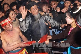 Nghi lễ ''linh tinh tình phộc''. (Ảnh: Anh Tuấn/TTXVN)