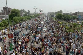 Người biểu tình Pakistan bao vây tòa nhà quốc hội, các bộ chủ chốt