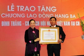 Trao Huân chương Lao động cho Chủ tịch Hội người Việt Nam tại Séc