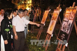 Triển lãm các tác phẩm xuất sắc trong cuộc thi ảnh di sản Việt Nam 2013. (Nguồn: TTXVN)