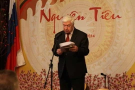 Ông Evghenhi Vasilievich Kobelev - Nhà Việt Nam học, thuộc Viện Viễn Đông - đọc bài thơ ''Vọng nguyệt'' của Hồ Chí Minh bằng tiếng Việt và phần dịch ra tiếng Nga. (Ảnh: Quế Anh/Vietnam+)