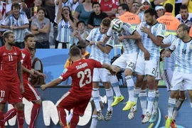 Messi thừa nhận Argentina gặp may khi vượt qua Thụy Sĩ