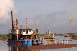 Thi công gói thầu nạo vét kênh tắt và công trình bảo vệ bờ thuộc Dự án Luồng cho tàu biển trọng tải lớn vào sông Hậu tại Trà Vinh.( Ảnh: Ngọc Hà/TTXVN.)
