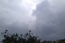 Mưa rào và dông tiếp diễn tại hầu hết các khu vực trên cả nước
