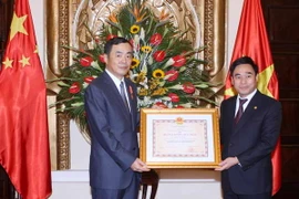 Tặng Huân chương cho Đại sứ Trung Quốc tại Việt Nam