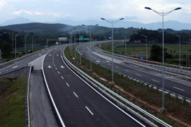 Hành lang an toàn cao tốc Nội Bài-Lào Cai bị vi phạm nghiêm trọng